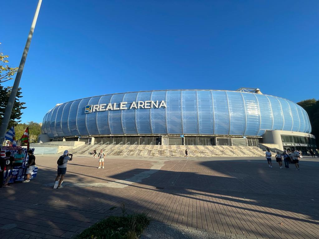 Exterior del Reale Arena, a dos horas del comienzo del partido