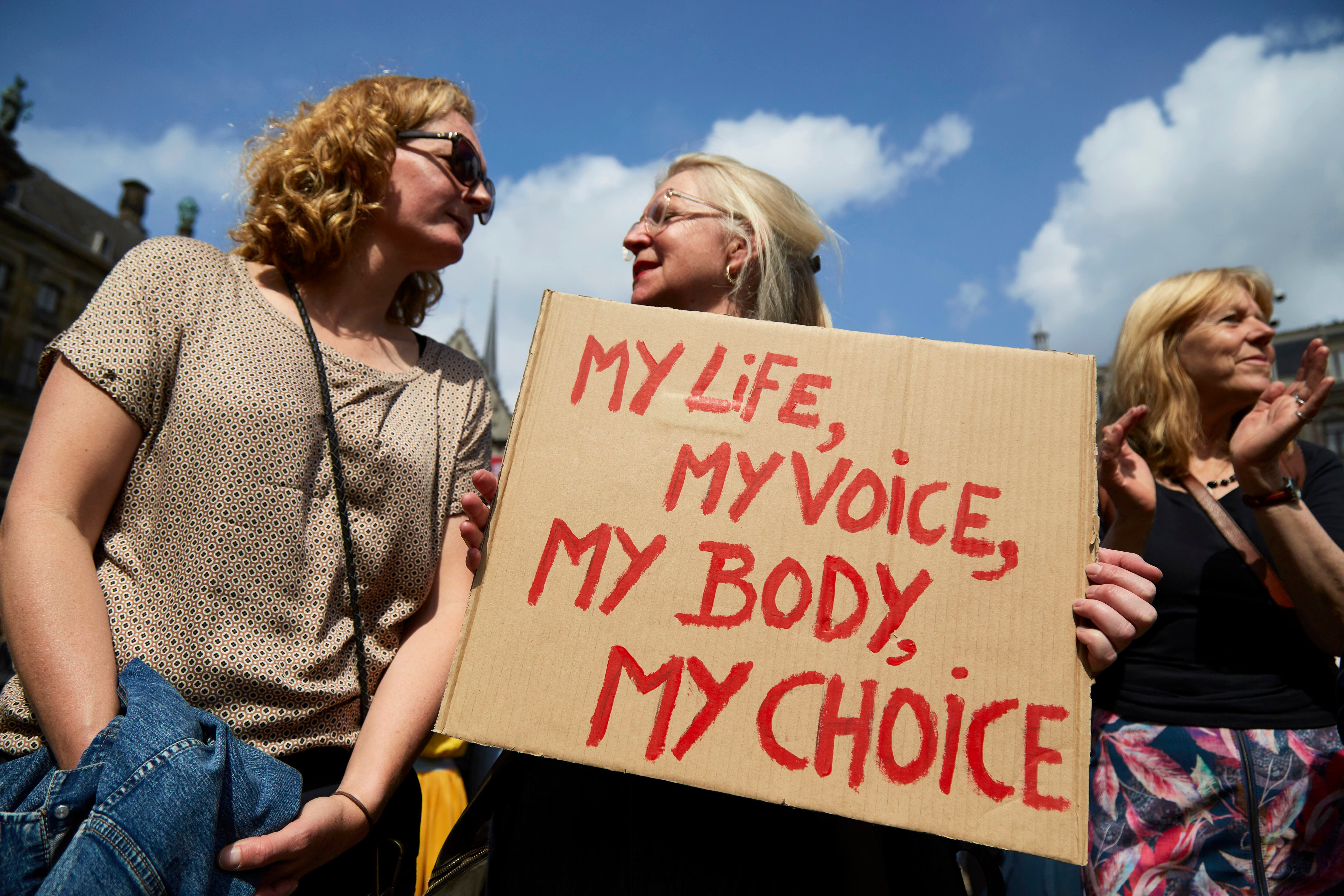 Mujeres se manifiestan por el derecho al aborto