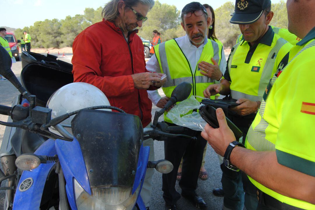 El Delegado de Gobierno, Francisco Jiménez, junto a unos agentes de la Guardia Civil durante la presentación de la campaña