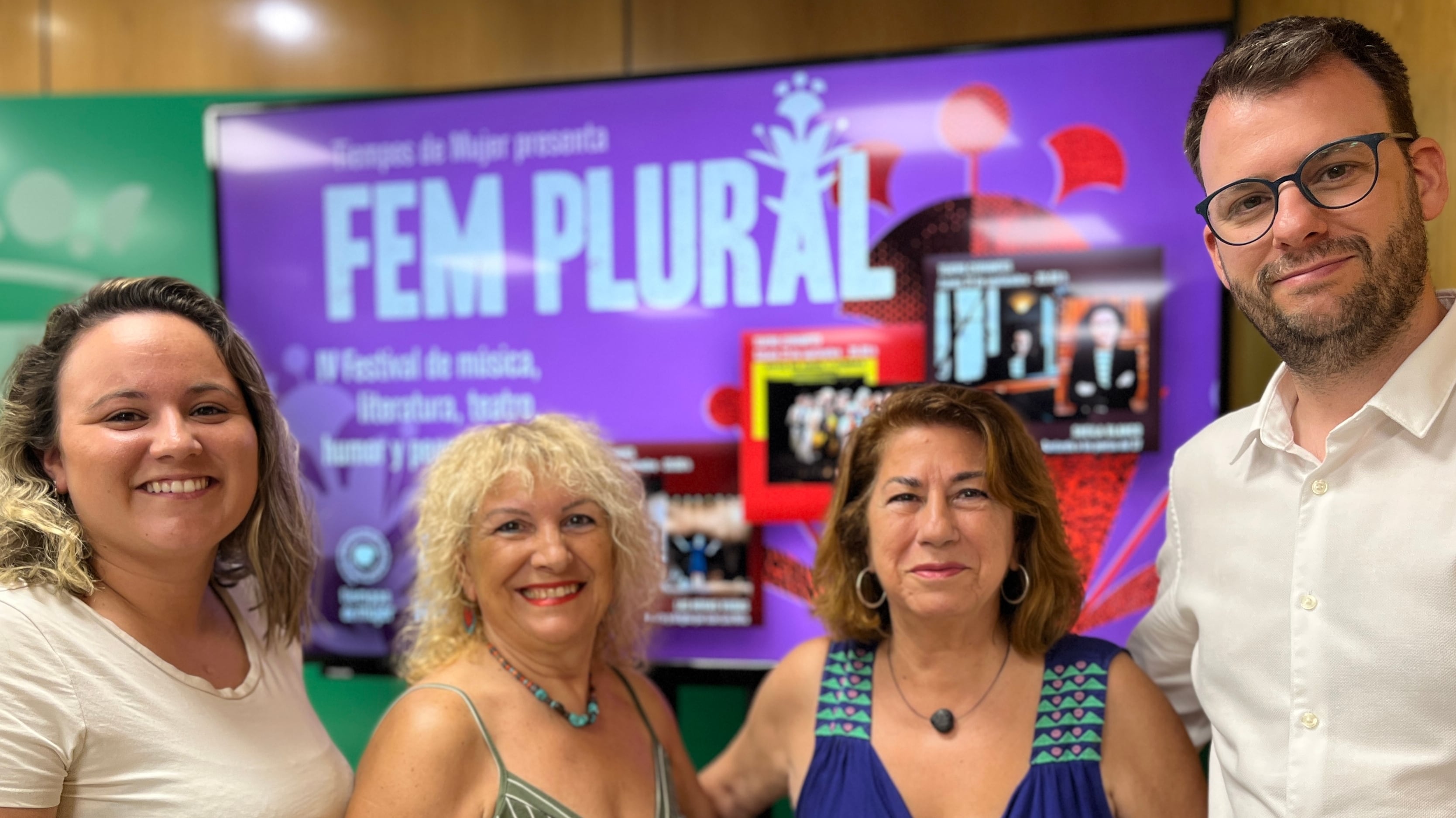 Ana Tortosa, concejala de Servicios Sociales e Igualdad de Petrer, Rosa Francés, presidenta Tiempos de Mujer, Isabel Cerdán ex presidenta de la asociación, Fernando Portillo concejal de Cultura de Petrer en la presentación del Festival Fem Plural