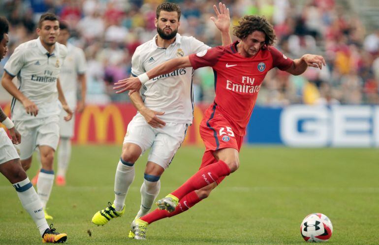 Adrien Rabiot (d) de Paris Saint-Germain en acción ante Real Madrid durante un partido por la International Champions Cup en el estadio Ohio en Columbus, Ohio (Estados Unidos).