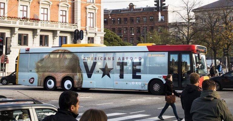 Fotografía facilitada por el Partido Socialista Popular (SF) hoy, 3 de noviembre de 2016, que muestra un autobús en el que aparece pintada parte de la cara del candidato republicano a la Presidencia de EEUU,