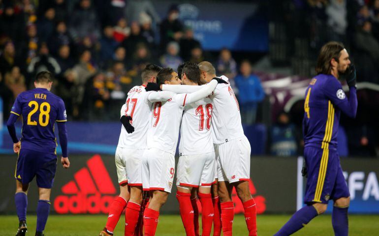 Los jugadores del Sevilla celebran el gol del Ganso