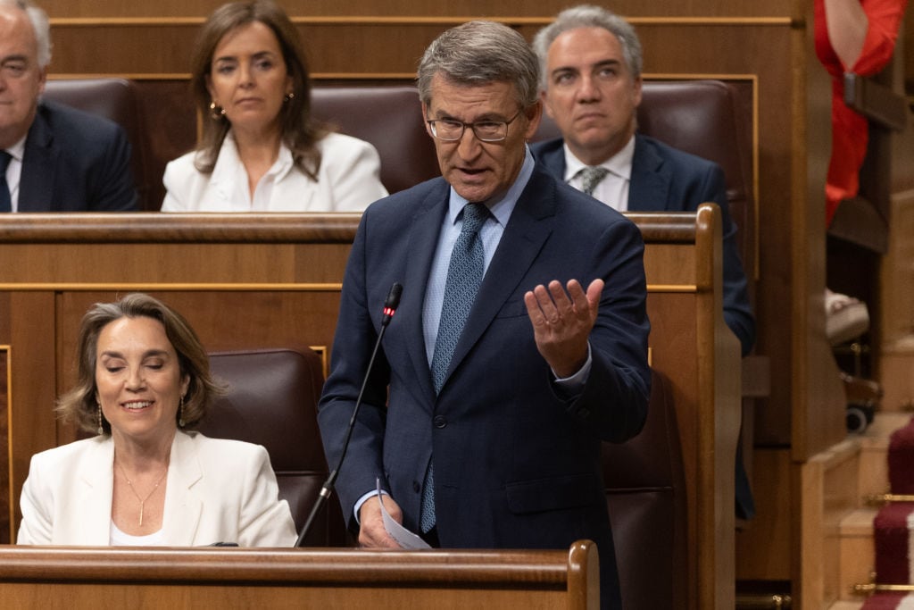 El líder del PP, Alberto Núñez Feijóo, en la tribuna del Congreso.