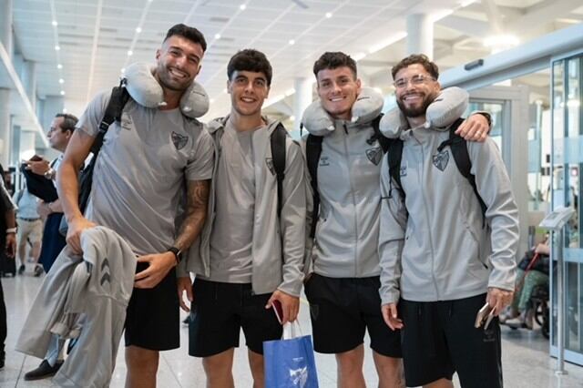La plantilla del Málaga CF en el Aeropuerto