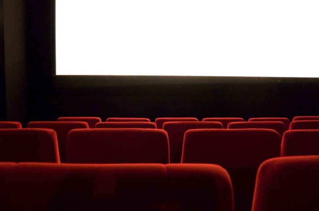 Una sala de cine vacía antes de una proyección