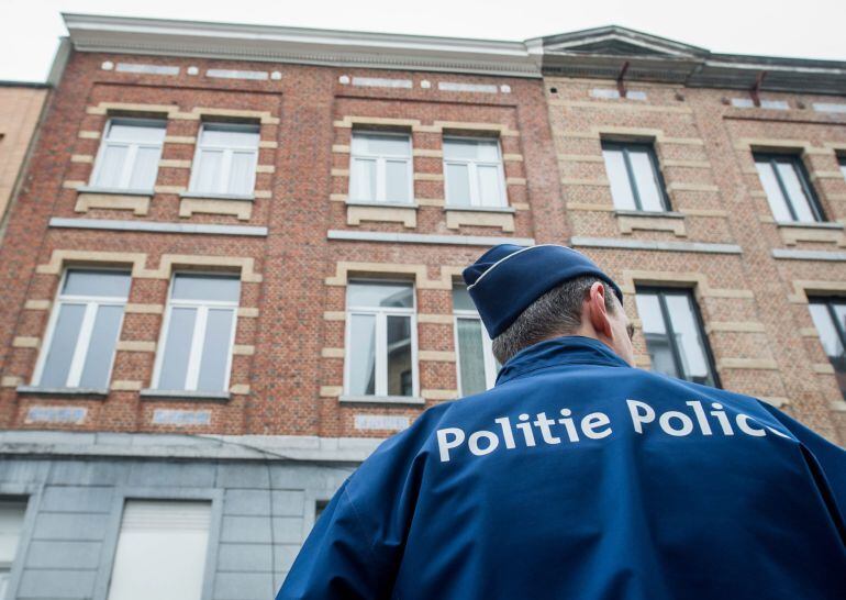 La policía belga ante la casa en la que fue detenido Salah Abdeslam 