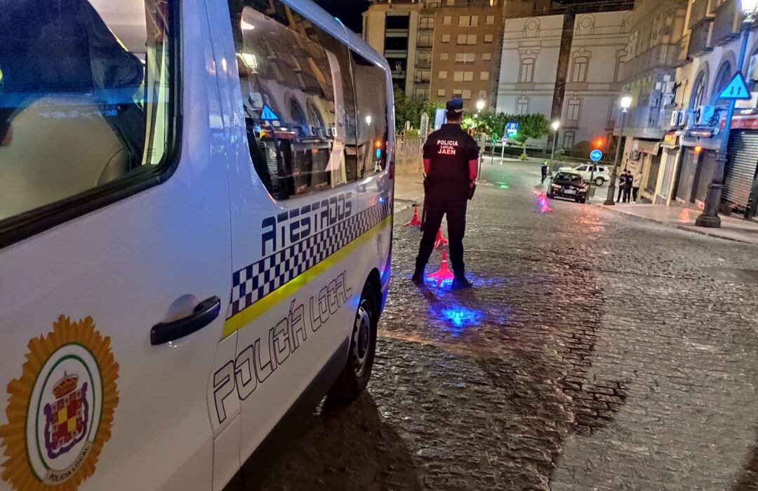 Los agentes municipales de la Policía Local de Jaén han estado patrullando en las calles para dar con los conductores negligentes que toman alcohol o drogas al volante