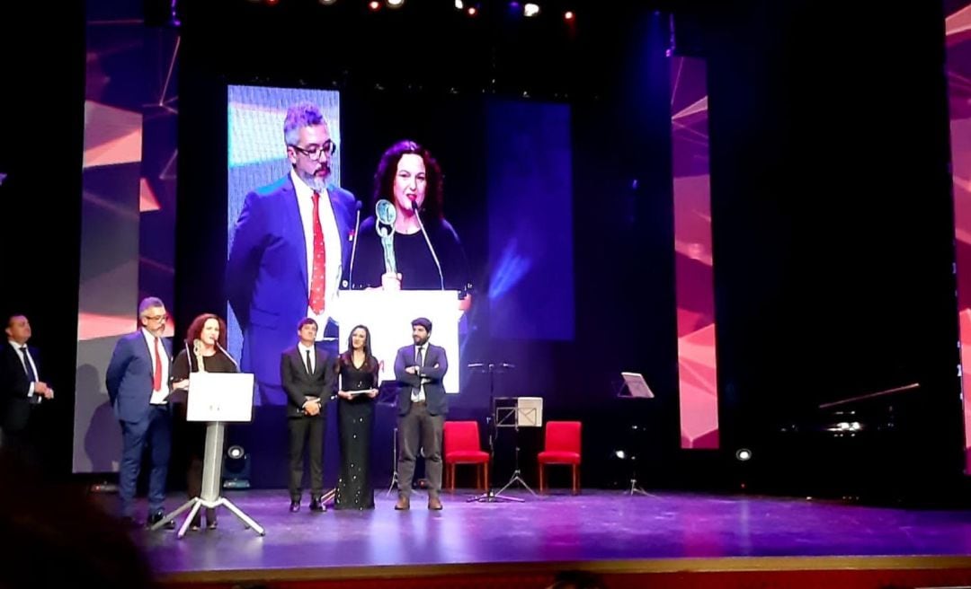 Discurso de agradecimiento de Paco Sánchez y Maica Sánchez, en presencia de Domingo Camacho, director regional de la Cadena SER, y del presidente autonómico, Fernando López Miras.