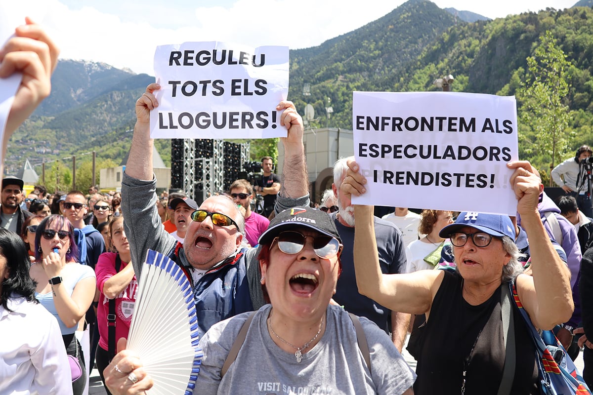 Manifestants convocats pel Sindicat de l'Habitatge van xiular al cap de Govern Xavier Espot