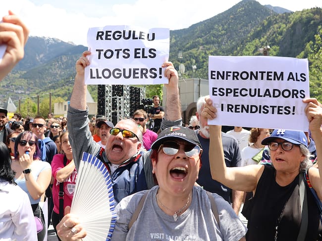 Manifestants convocats pel Sindicat de l'Habitatge van xiular al cap de Govern Xavier Espot