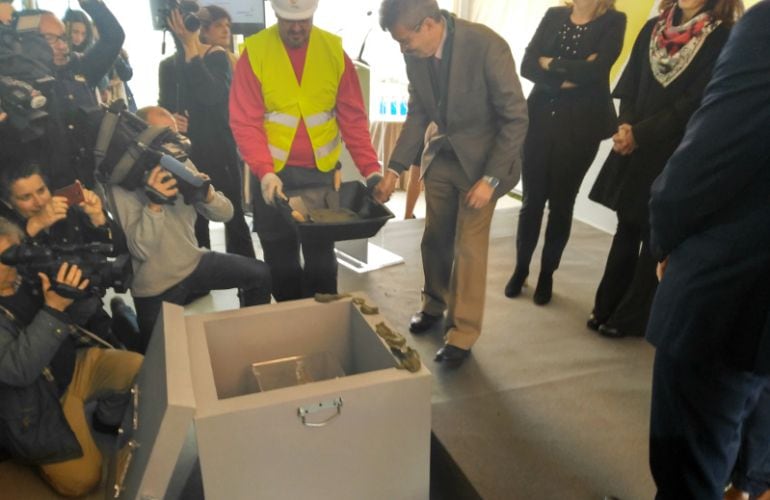 El consejero de Fomento,  José Luis Navarro, aportando para el sellado de la primera piedra del Parque Eólico del Merengue