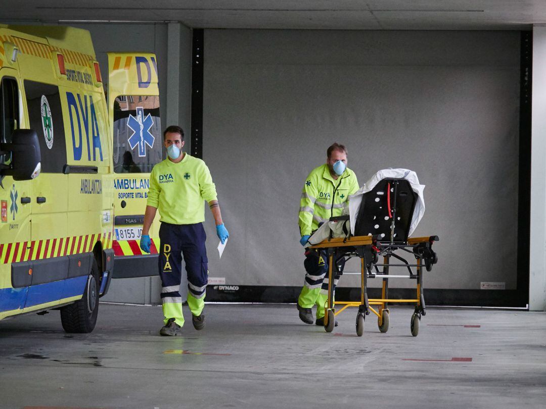 Miembros de una ambulancia del DYA Navarra procede al traslado de un paciente en el Complejo Hospitalario de Navarra