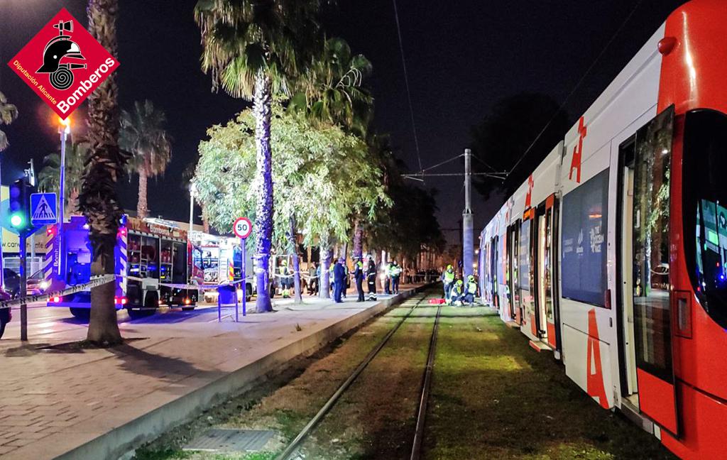 El TRAM de Alicante parado a la altura de la Universidad de Alicante