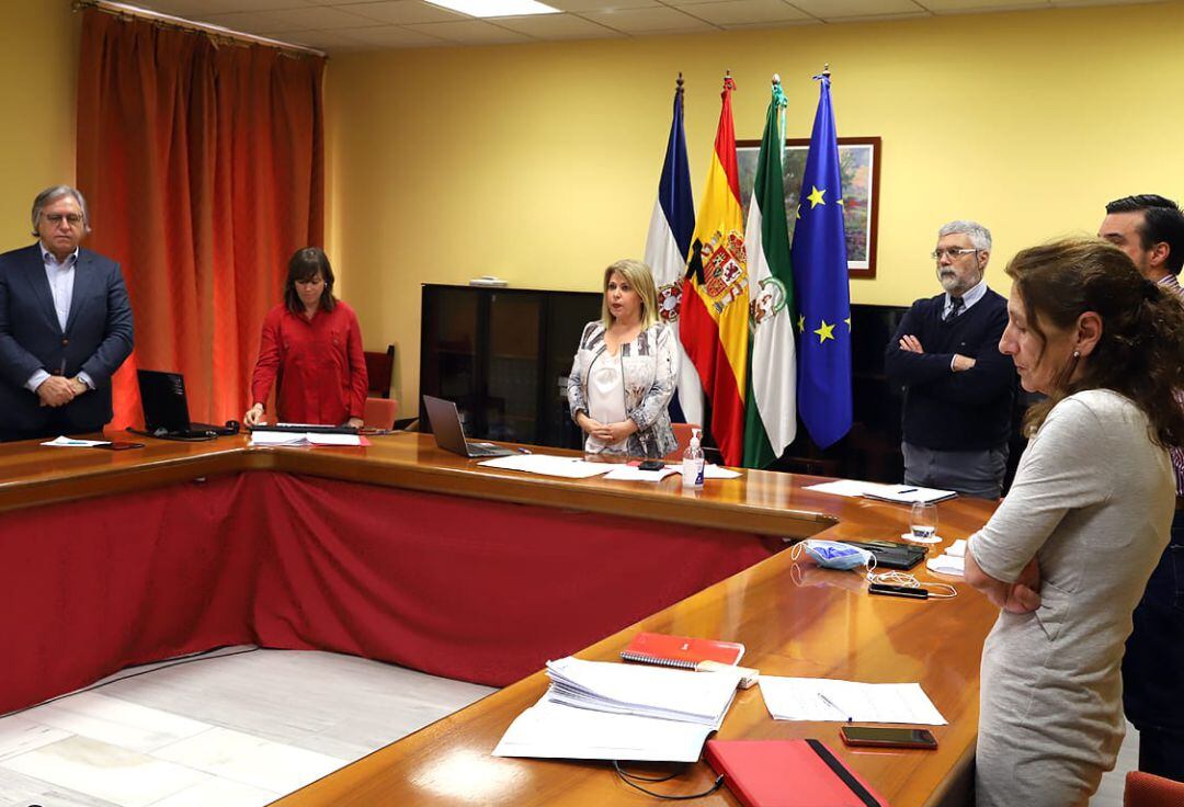 El pleno ha comenzado con tres minutos de silencio por las víctimas del Covid-19