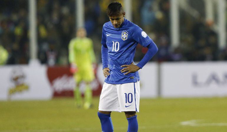 CA098. SANTIAGO DE CHILE (CHILE). 17/06/2015.- El delantero brasileño Neymar jr. durante el partido Brasil-Colombia, del Grupo C de la Copa América de Chile 2015, en el Estadio Monumental David Arellano de Santiago de Chile, Chile, hoy 17 de junio de 2015. EFE/Felipe Trueba