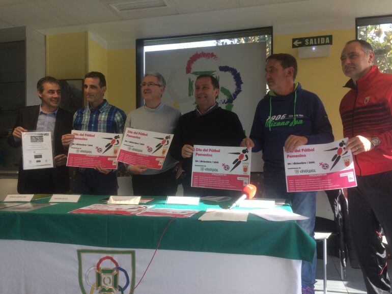 Foto de familia de la presentación del &#039;Día del fútbol femenino&#039; del próximo 30 de diciembre