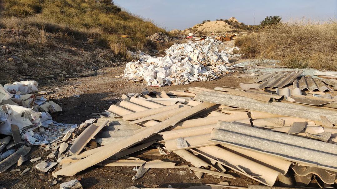 Escombrera con restos de amianto junto a las lagunas de Rabasa