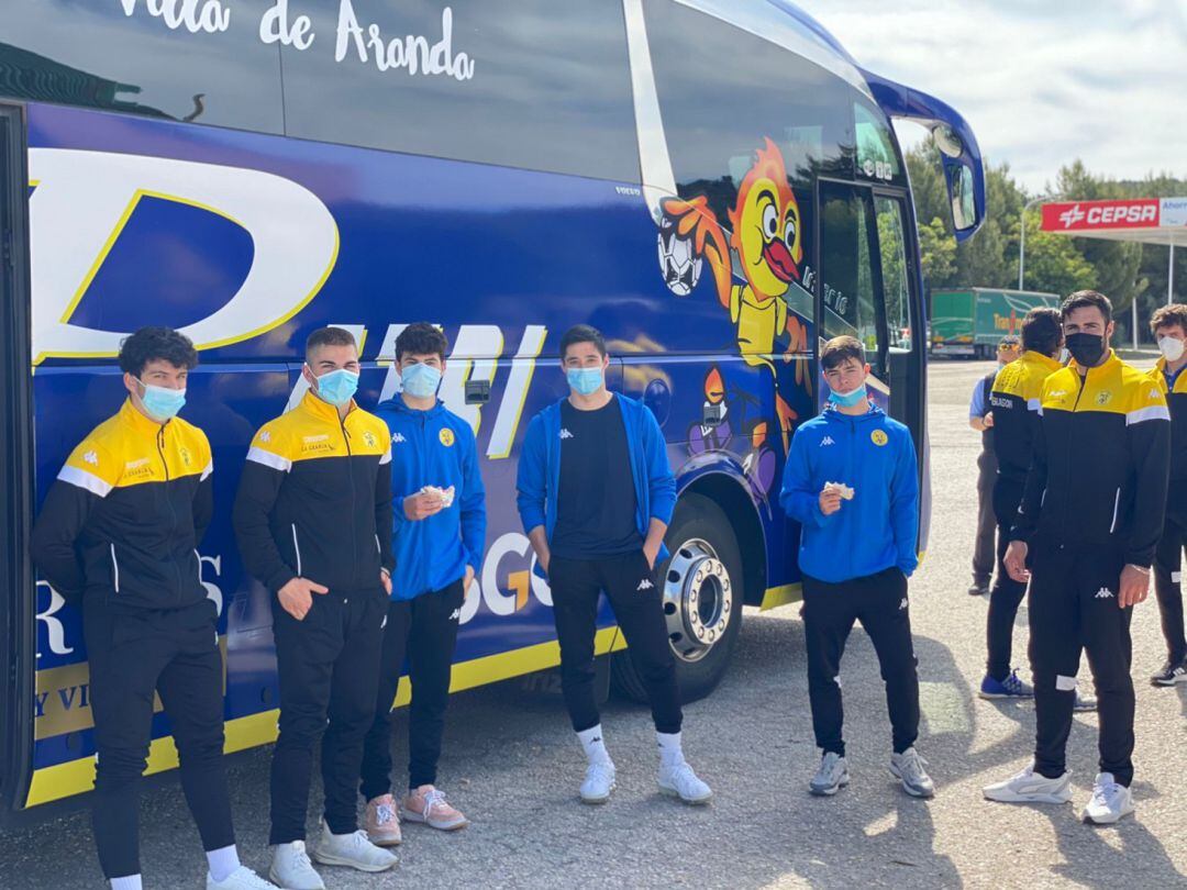 Los jugadores arandinos del Villa de Aranda en su trayecto a Benidorm.