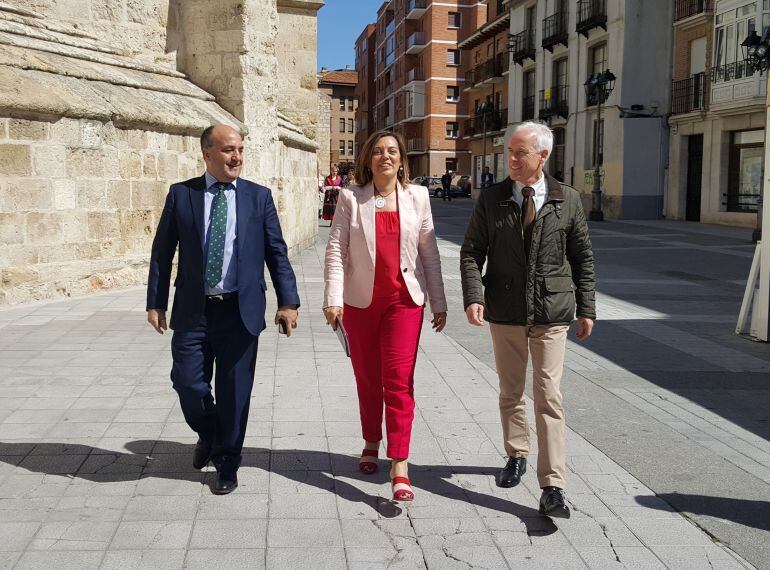 La Consejera de Agricultura, Milagros Marcos, a su llegada a la Catedral de Palencia por la celebración de San Isidro