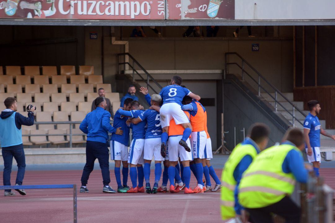 Jugadores del Xerez DFC celebrando uno de los goles en Chapín