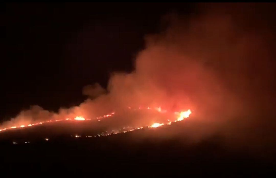 El fuego y la columna de humo que provocó fue visible desde varios kilómetros de distancia