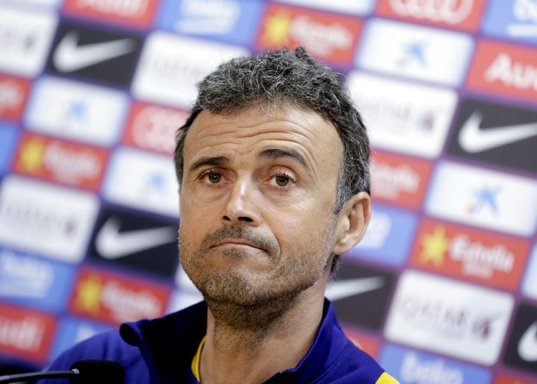 El entrenador del FC Barcelona, Luis Enrique Martínez, durante la rueda de prensa que ha ofrecido después del entrenamiento que el equipo azulgrana ha realizado en la ciudad deportiva Joan Gamper para preparar el derbi barcelonés que mañana disputarán ant