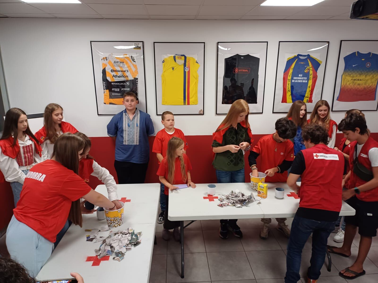 Els joves ucraïnesos i ucraïneses, a la seu de la Creu Roja Andorrana.