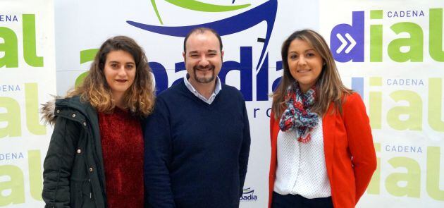 María Sánchez, ganadora del concurso, Curro García, Coordinador de Cadena Dial Toledo y Raquel Fernández, Gerente del Parque Comercial Abadía.