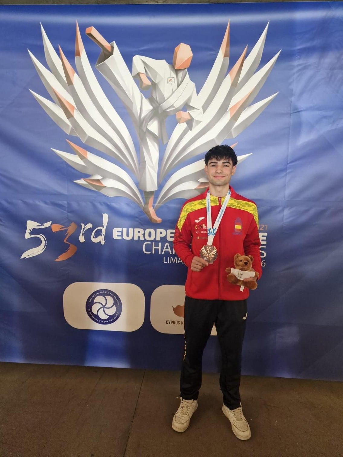 Óscar Arribas con la medalla de bronce conseguida en Limassol (Chipre)