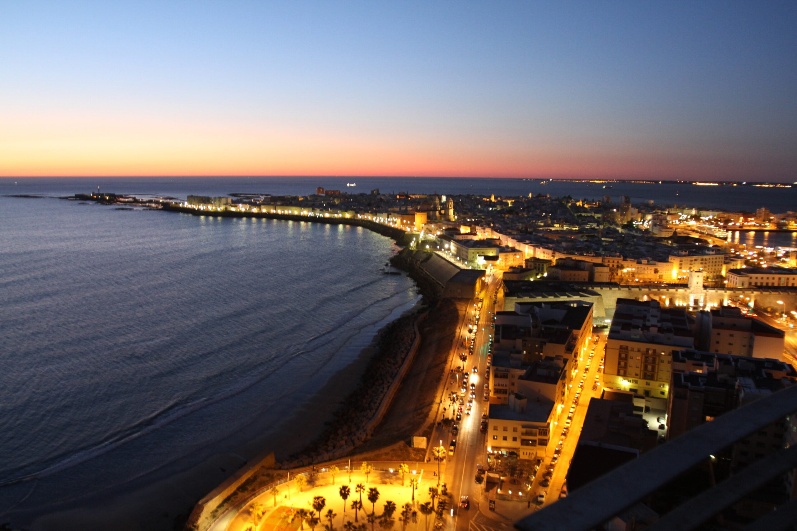 Imagen nocturna de Cádiz.