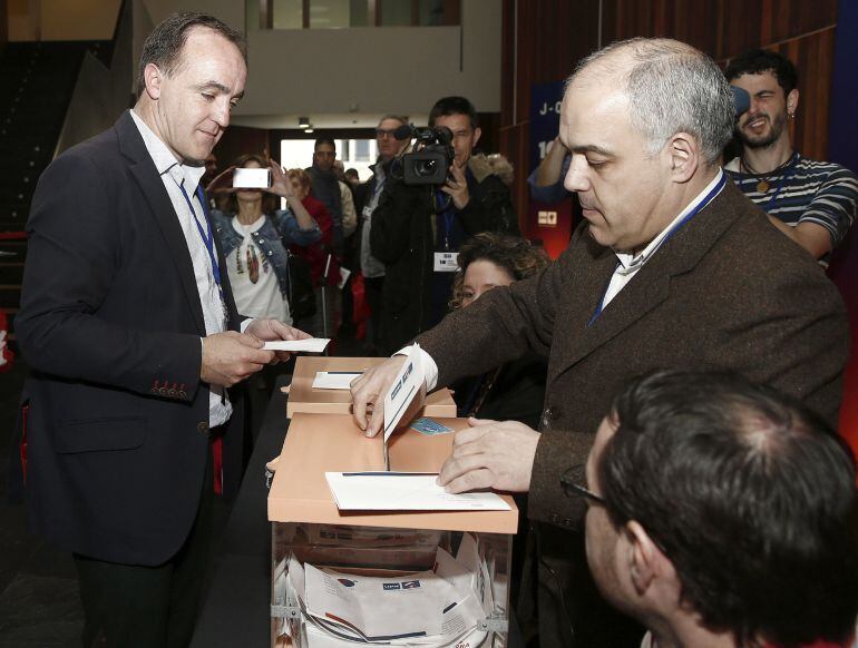 Javier Esparza, en el momento de votar en el X Congreso de UPN