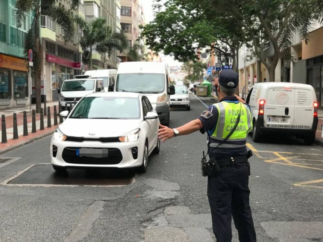 Policía desvía el tráfico por la aparición de un socavón en Néstor de la Torre. 