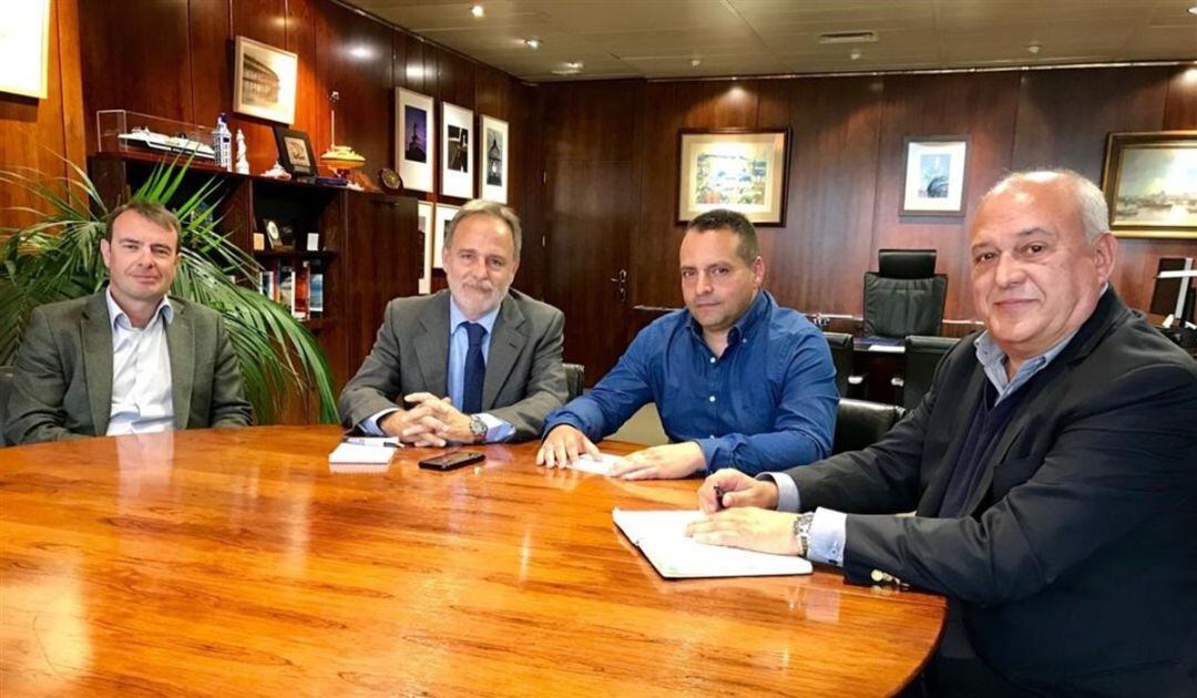 De la Encina, el segundo por la izquierda, en la mesa de negocación del III convenio colectivo