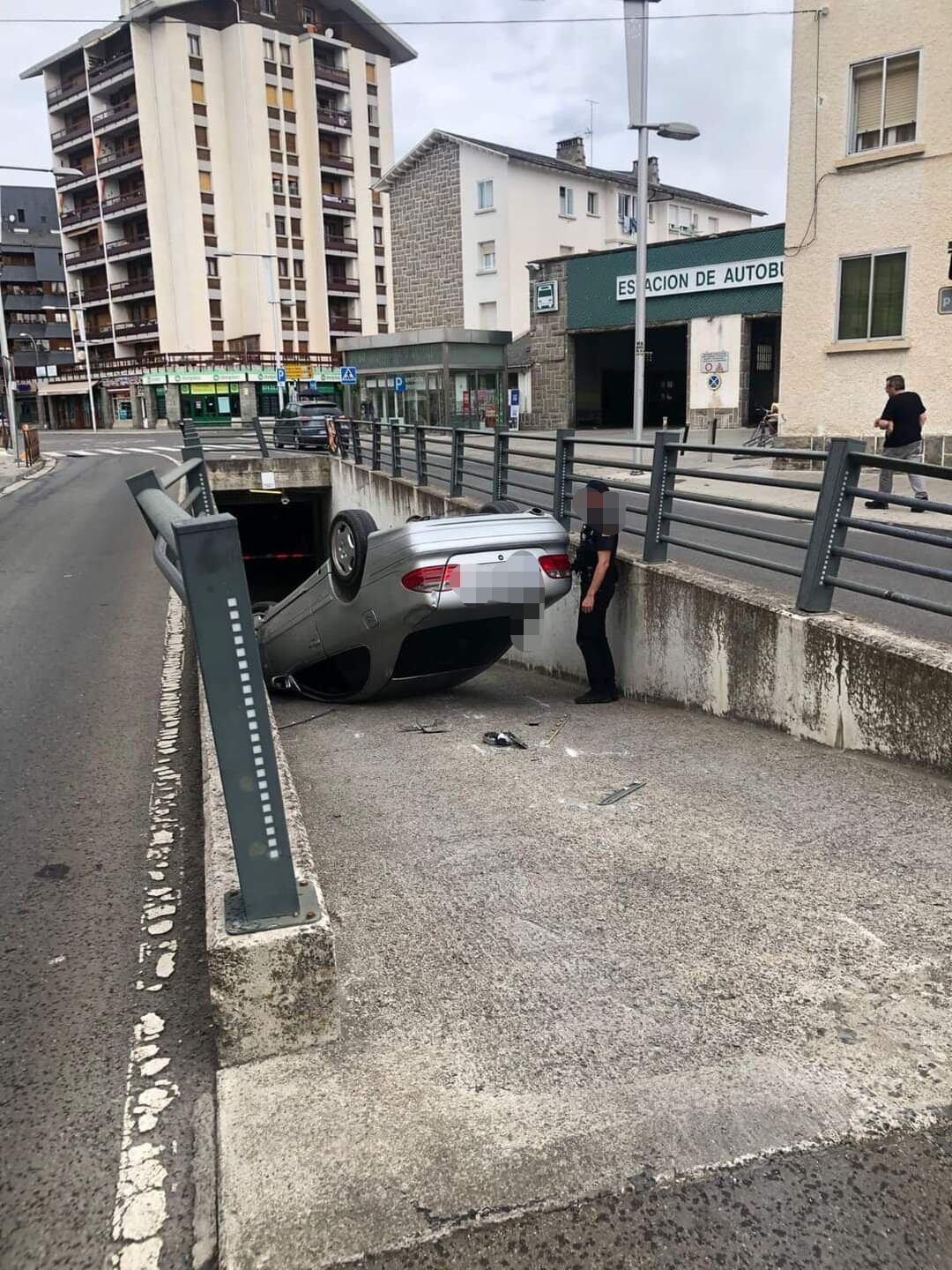 Vehículo accidentado en la salida del aparcamiento de la plaza Biscós