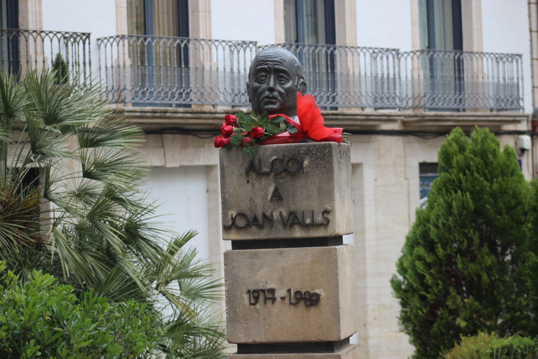 Flors, roses rojes, en el momument de Joan Valls en la placeta del Fossar, aquest 1 de maig