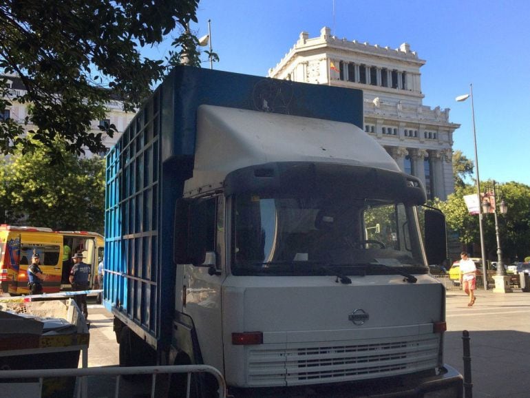 Fotografía facilitada por Emergencias Ayuntamiento de Madrid del camión que arrolló a un hombre de 58 años cuando circulaba con la bicicleta por la calle Alcalá de Madrid. El ciclista falleció.