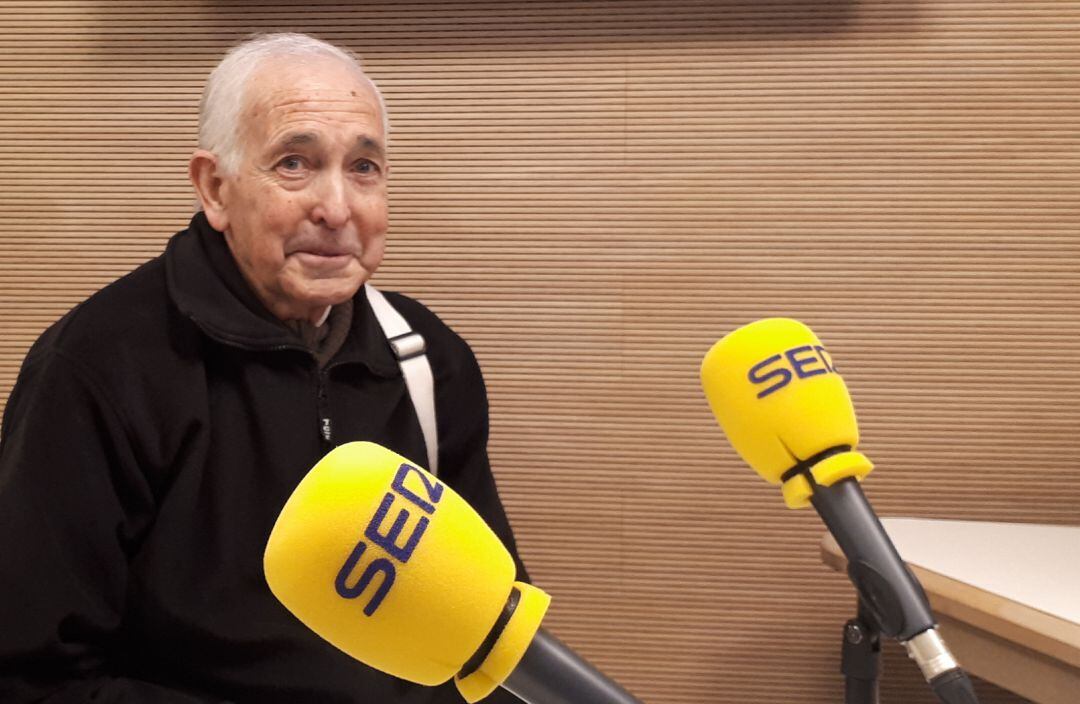 Santiago Manguán en los estudios de Radio Aranda - Cadena SER.