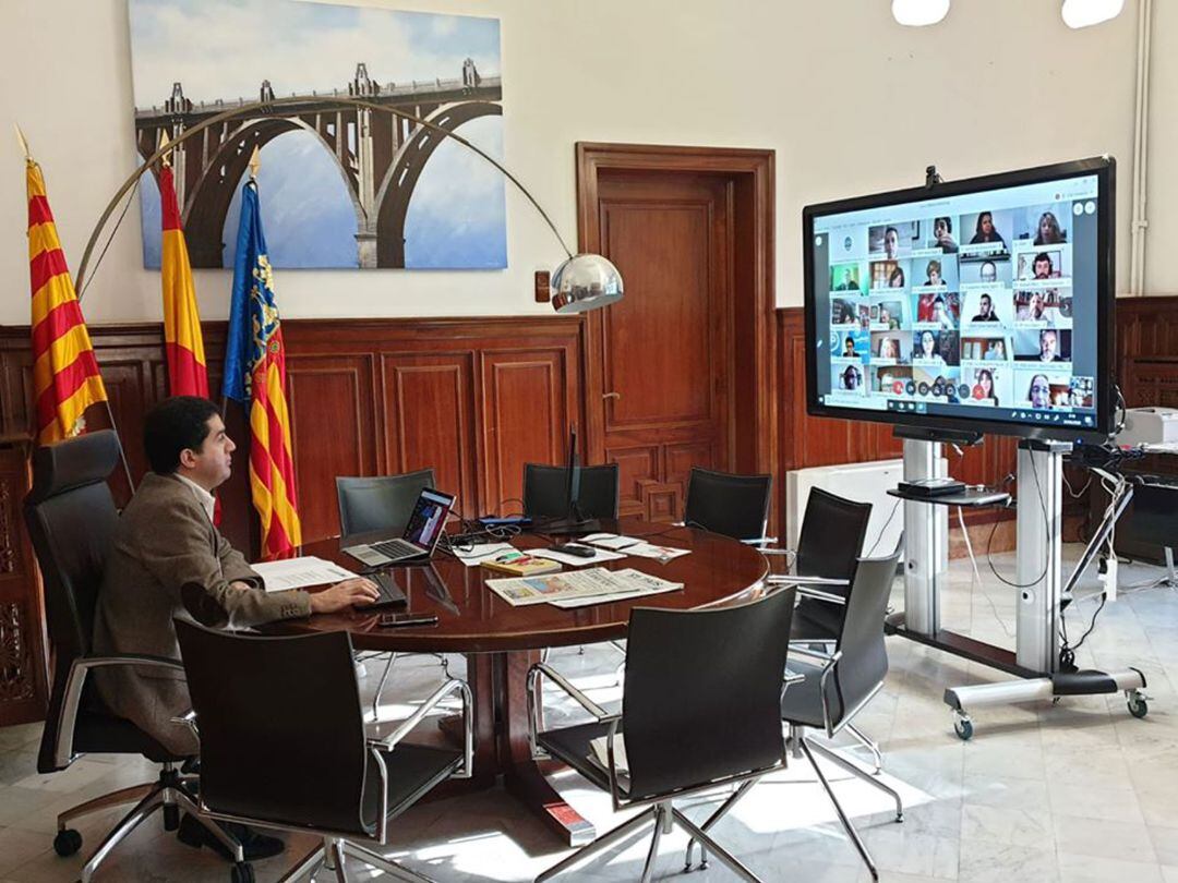 Los ediles de la Corporación Municipal durante el primer pleno telemático de la historia del Ayuntamiento de Alcoy.