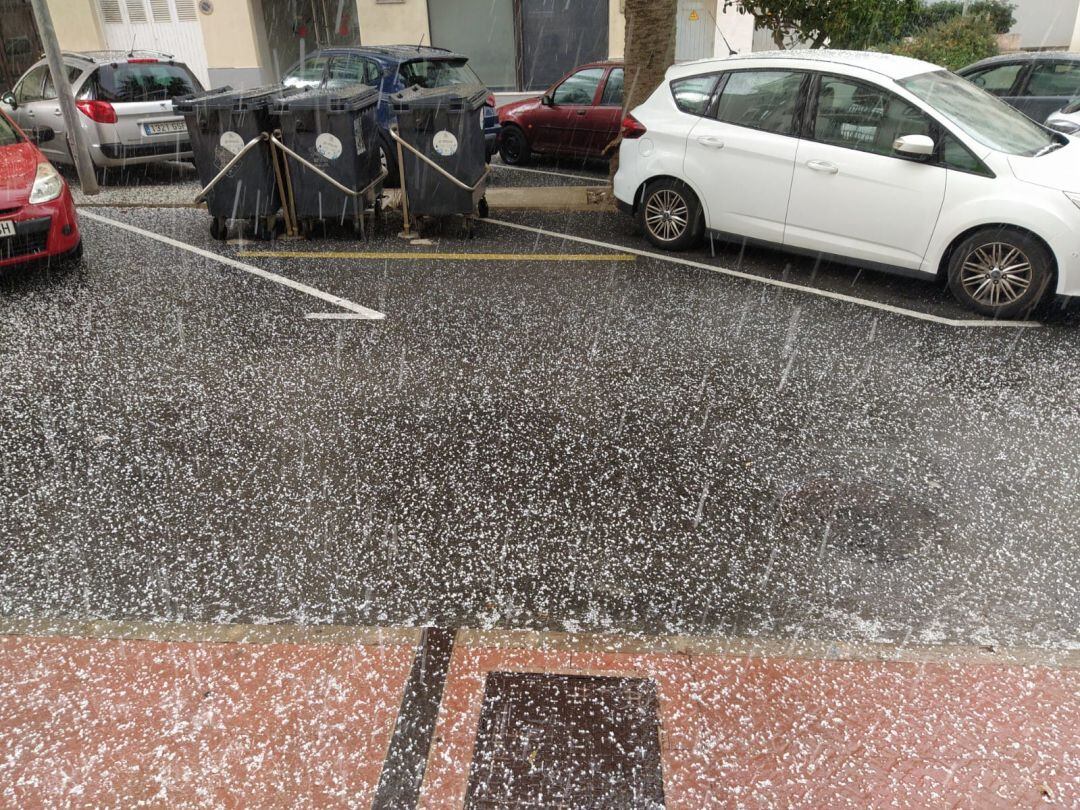 Maó s'ha vist sorprès per una forta pedregada que ha deixat una capa blanca a la ciutat de Llevant.