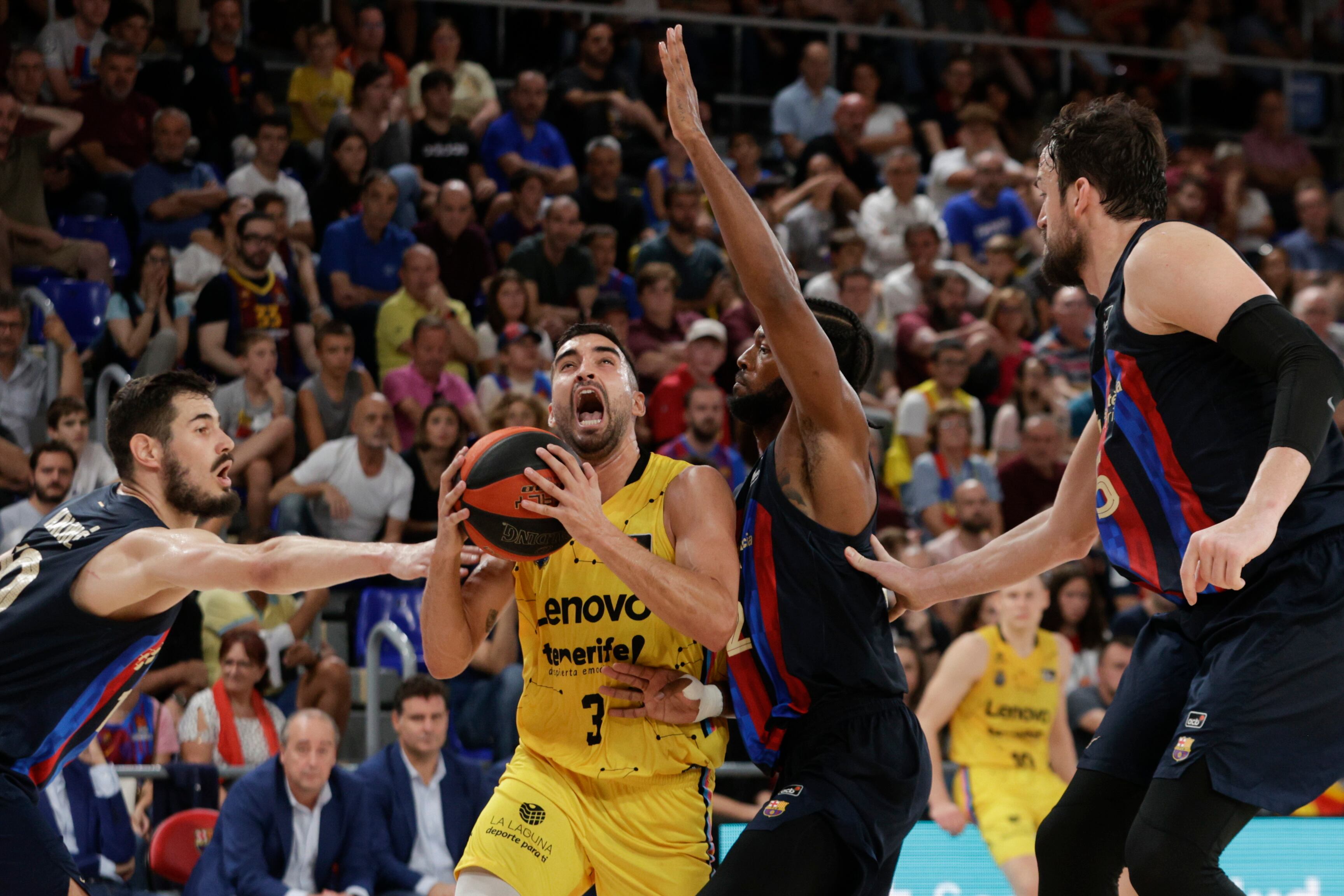 GRAF8499. BARCELONA, 23/10/2022.- El escolta del Lenovo Tenerife Jaime Fernández (c) intenta una jugada ante el ala-pivot serbio del FC Barcelona Nikola Kalinic (i) y el escolta norteamericano del FC Barcelona Cory Higgins (2d) durante el partido de la jornada 5 de la Liga Endesa disputado en el Palau Blaugrana entre el FC Barcelona y Lenovo Tenerife, este domingo. EFE/ Quique García