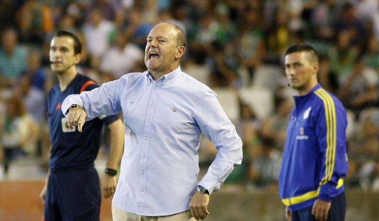 GRA368. SEVILLA. 23/08/2015.- El entrenador del Real Betis Pepe Mel durante el partido frente al Villarreal, en la primera jornada de la Liga en Primera División que se disputa esta noche en el estadio Benito Villamarin. EFE/PACO PUENTES