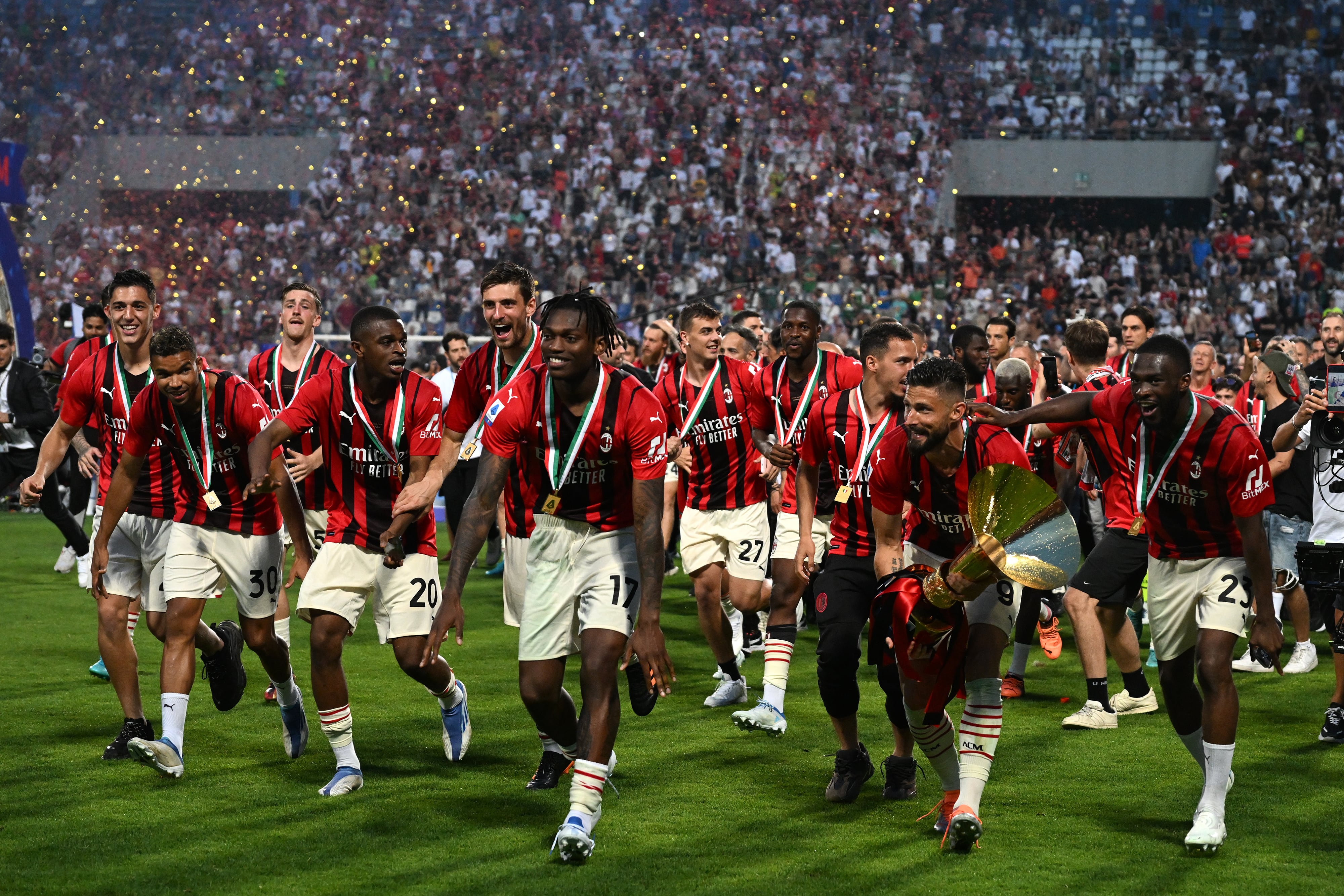 Los jugadores del AC Milan celebran la consecución del Scudetto en la temporada 21/22