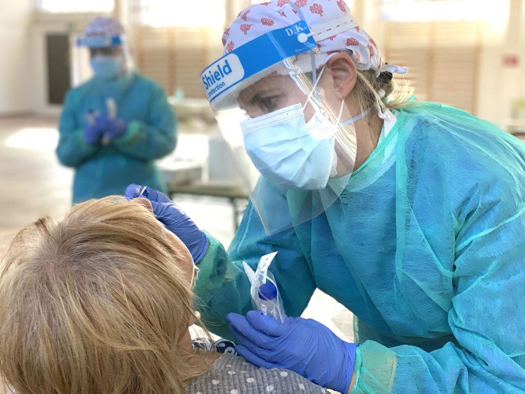 Una mujer se somete a una prueba PCR. 