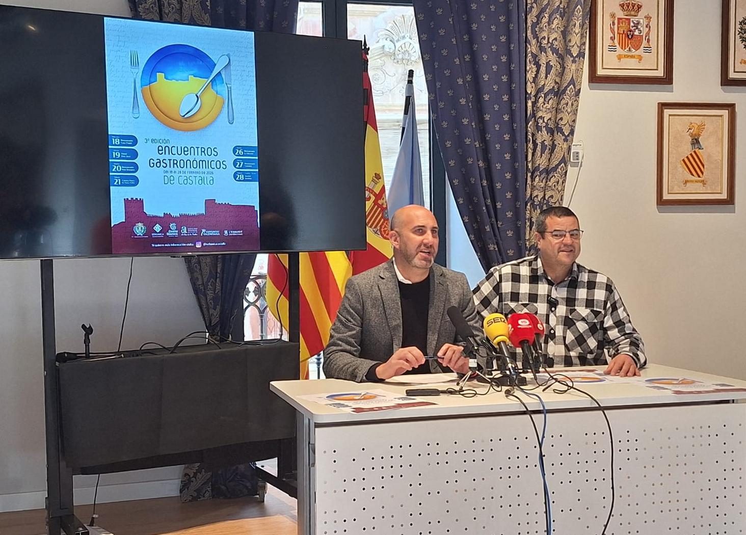 Jesús López, alcalde de Castalla, y José Rico, edil de Hostelería, presentando la tercera edición de los encuentros gastronómicos.