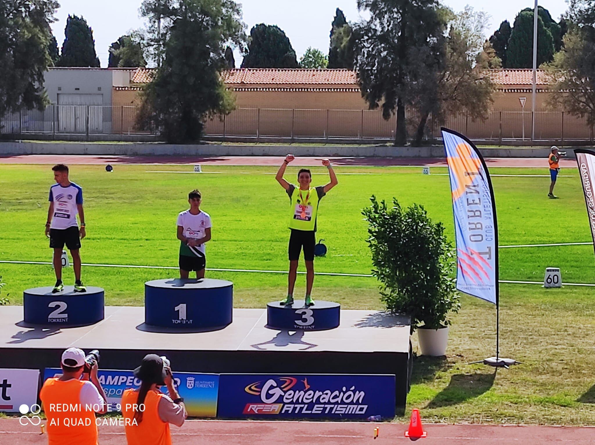 Rodrigo Santa Elena en el podio de las pistas de atletismo de Torrent con la medalla de bronce de la prueba de 10 km marcha en el Campeonato de España Sub-20