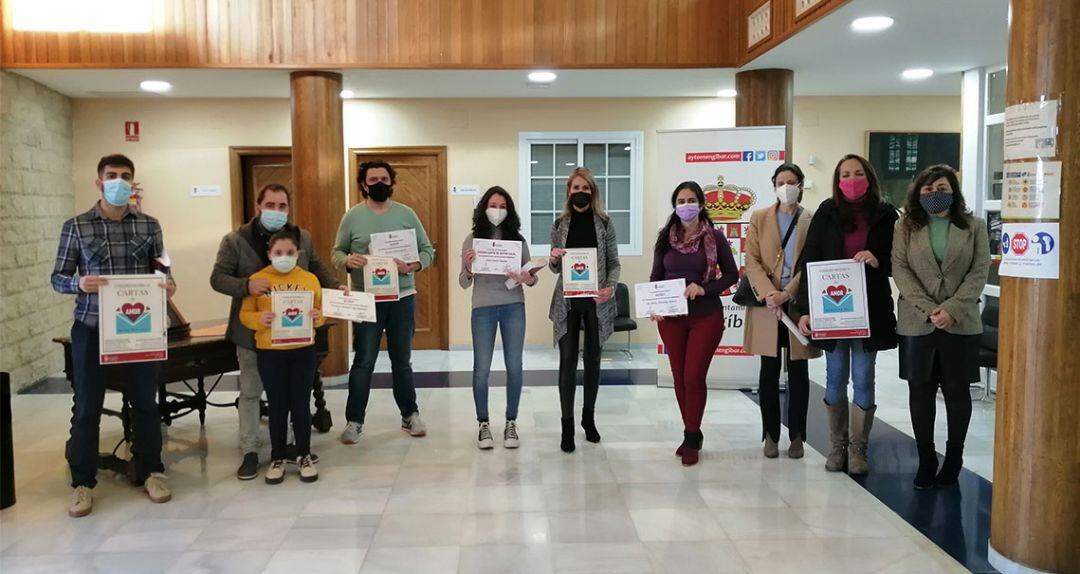 La concejal de Cultura, Adela Pérez Alonso, junto con ganadores de los premios locales, accésits y miembros del jurado. 
  