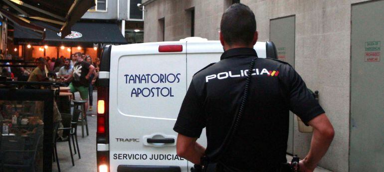 Un miembro de la Policía Nacional en el lugar en el que un hombre de 54 años ha sido detenido esta tarde tras haber matado presuntamente a su mujer