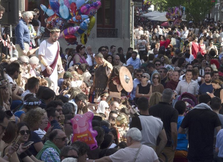 Exhibiciones en el centro de Lugo el último día de la celebración de la fiesta del Arde Lucus, en la que la ciudad retrocede más de dos mil años, una estampa visible en sus calles, que &quot;arden&quot; por el hervidero de gente que esta romería concentra. EFE - El