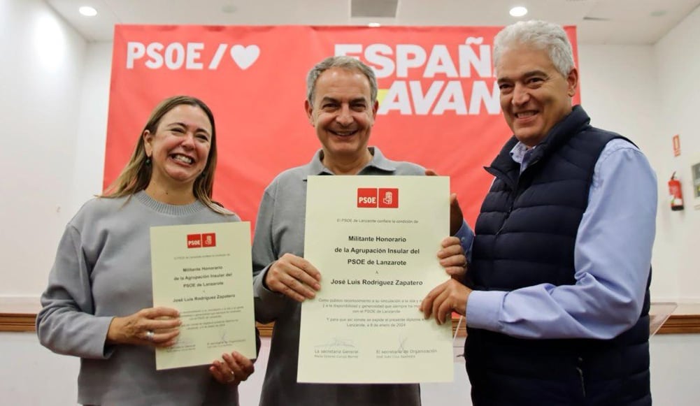 De izquierda a derecha: María Dolores Corujo, José Luis Rodríguez Zapatero, y José Juan Cruz.